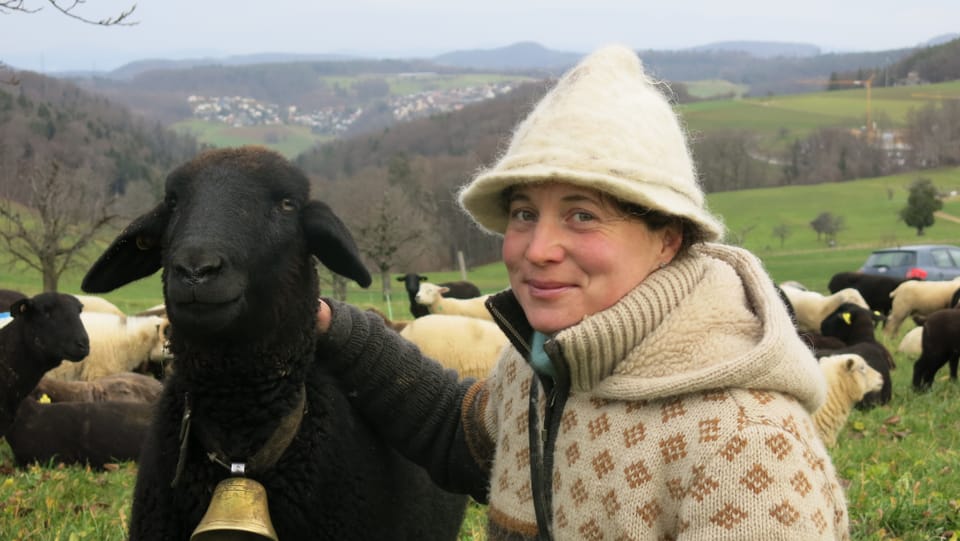 Sarah Müri weicht ihren Schafen nicht von der Seite