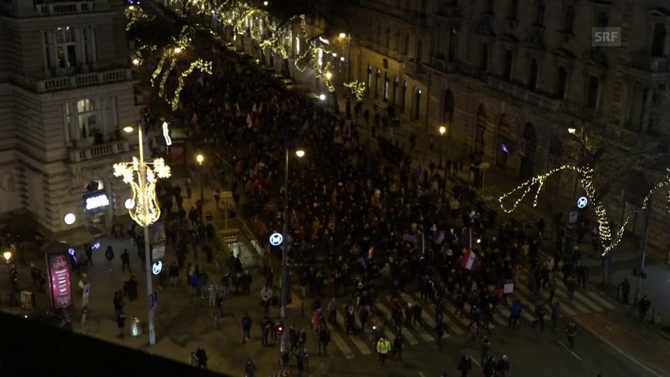 Protestierende ziehen durch die Budapester Innenstadt