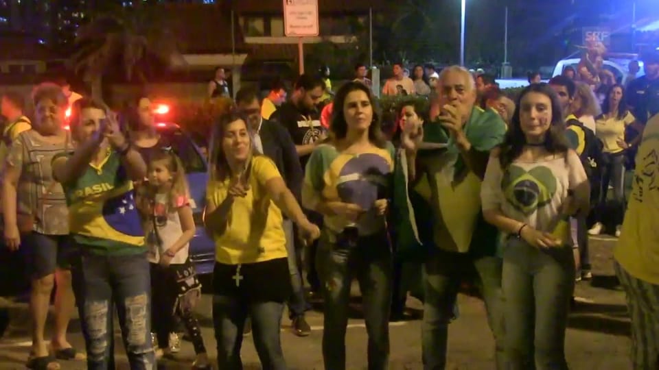 Jubelscharen vor Bolsonaros Haus