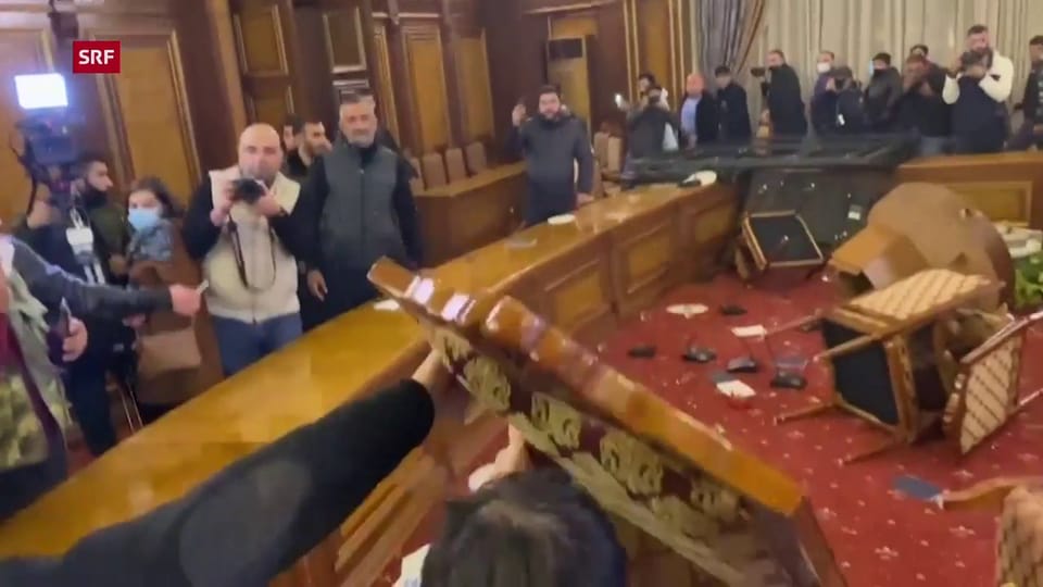 Wütende und enttäuschte Armenier besetzen das Regierungsgebäude