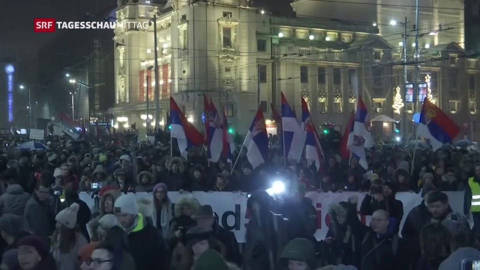 Serbien: Protestwelle gegen Präsident Vucic reisst nicht ab
