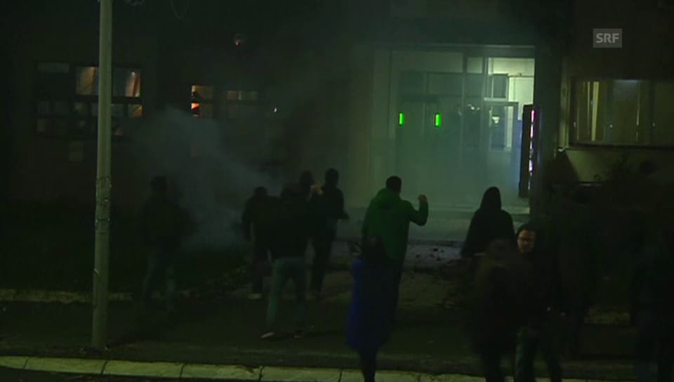 Oppositionelle greifen in Kosovo Polizeiwache an (unkomm.)