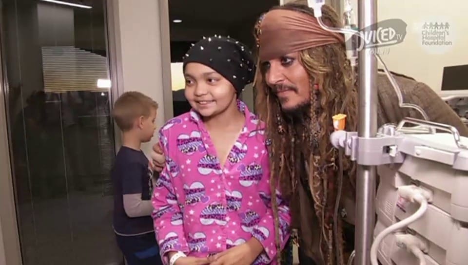 Johnny Depp besucht kranke Kinder im Spital