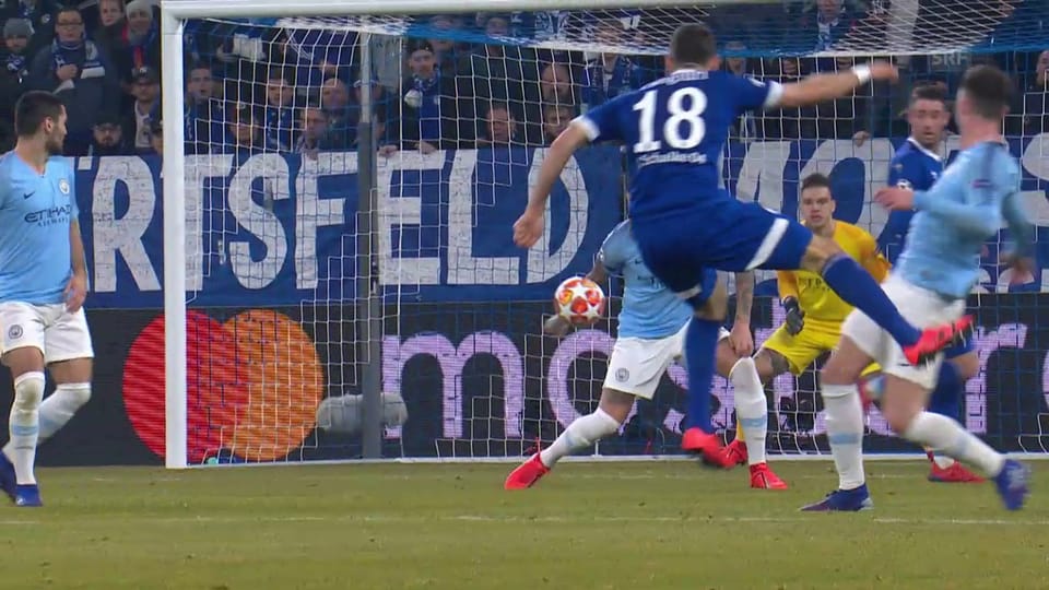 Der 1. Penalty für Schalke: Otamendi wird am Arm getroffen