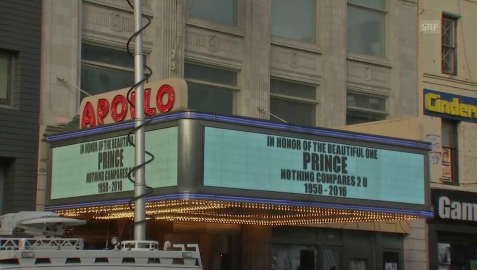 Prince-Fans vor dem «Apollo» in New York (unkommentiert)