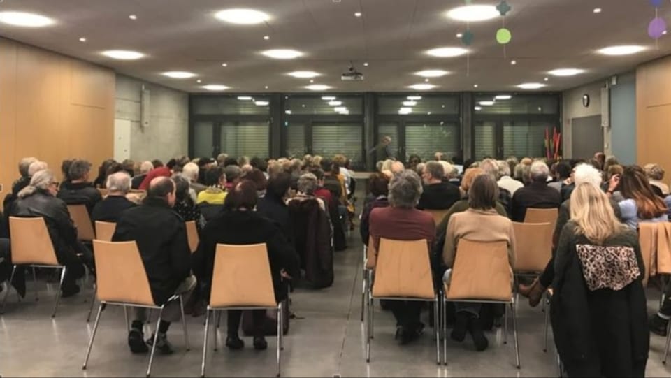 Ärztin Erika Preisig informiert in der vollen Aula in Hofstetten