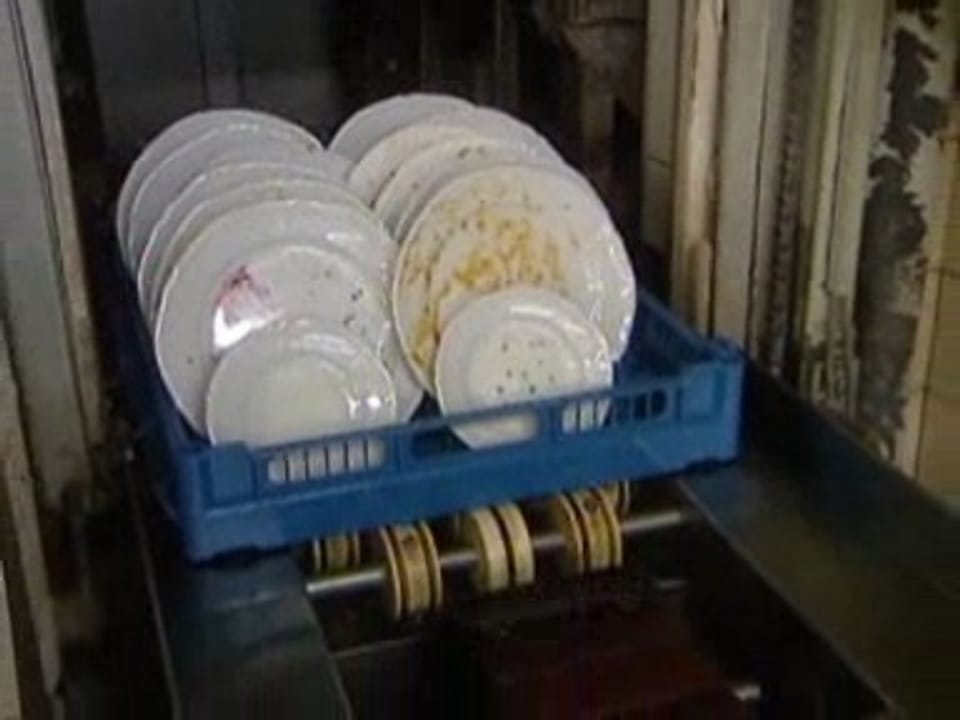 Geschirrspülmittel im Test: Hochglanz aus der Maschine