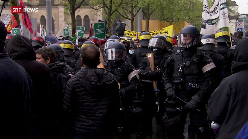 Basel: Polizei kesselt Teil von 1.-Mai-Demonstration ein