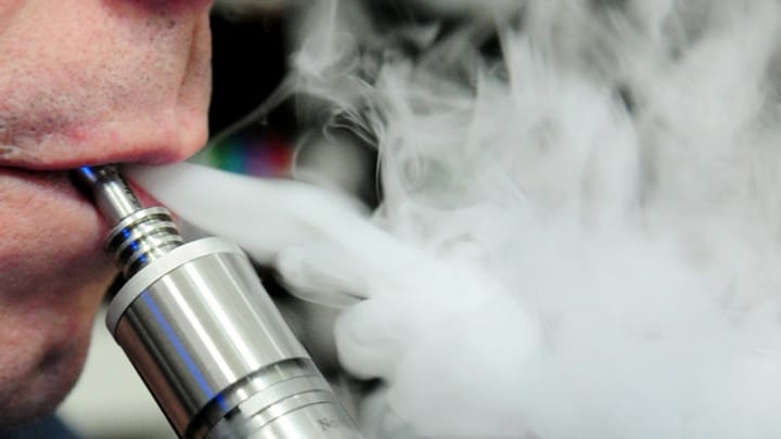 Der Grosse Rat ist für ein E-Zigarettenverbot bis 18.