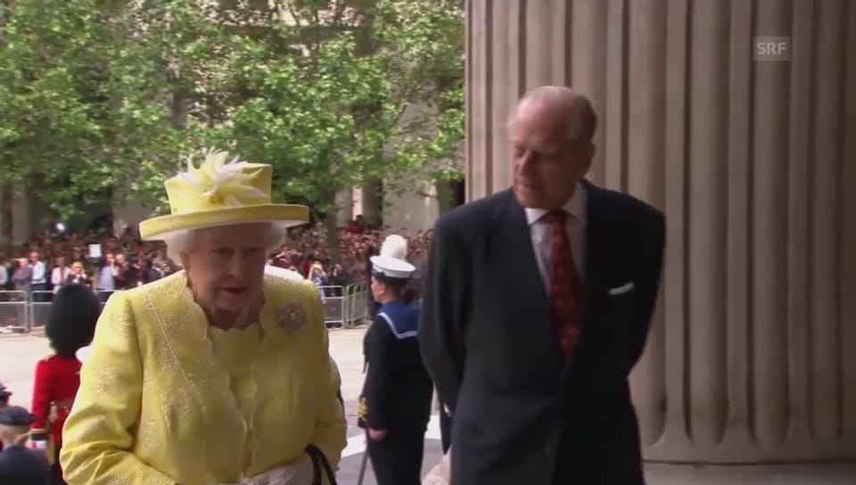 Die Queen kommt vor der St.-Pauls-Kathedrale an