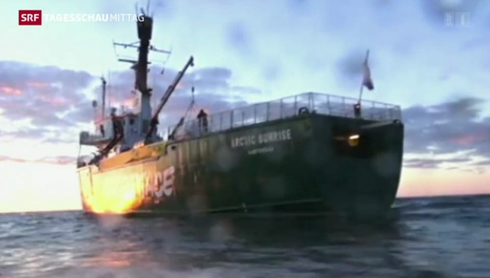 Russische Küstenwache entert Boot von Greenpeace.