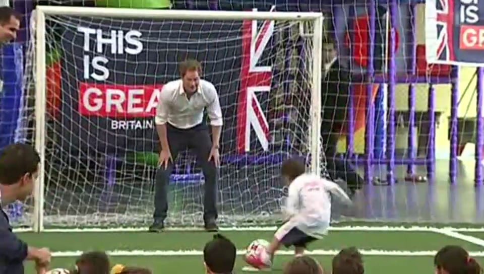 In bester englischer «Goalie»-Tradition: Prinz Harry