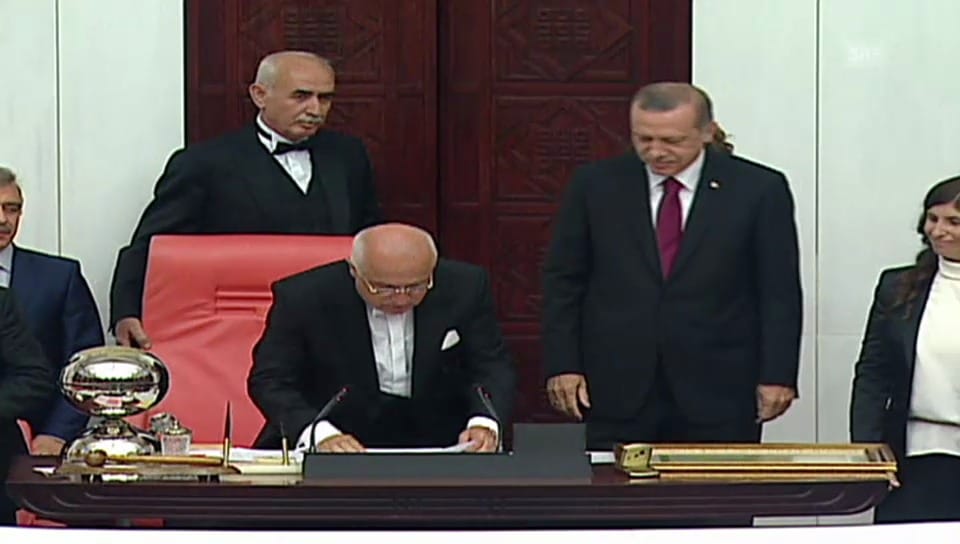 Erdogan wird im Parlament begrüsst (unkommentiert)