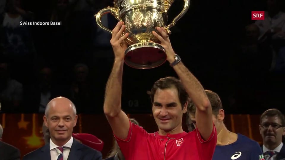 Federer strahlt mit dem Pokal um die Wette