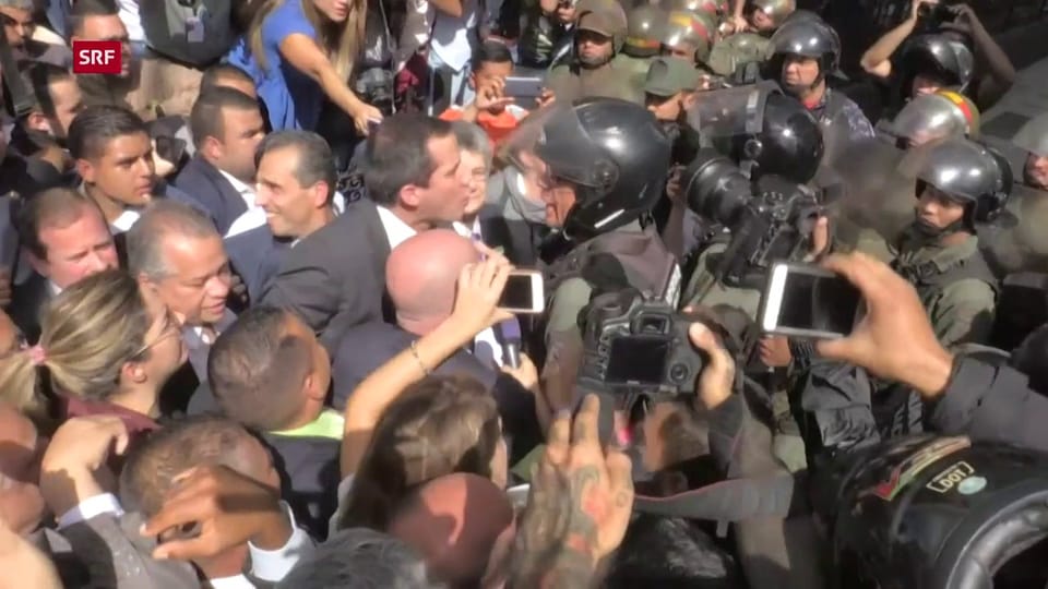 Juan Guaidó und seine Anhänger verschaffen sich Zutritt zum Parlament (unkomm.)