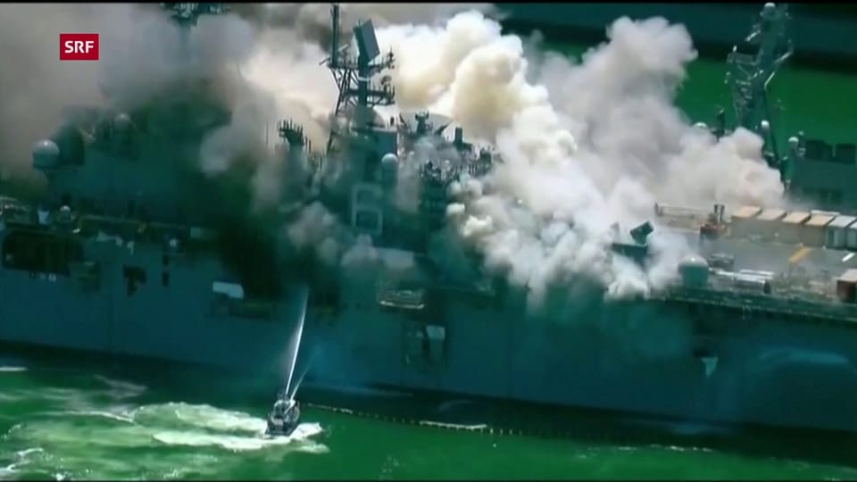 US-Kriegsschiff in San Diego brennt (unkomm.)
