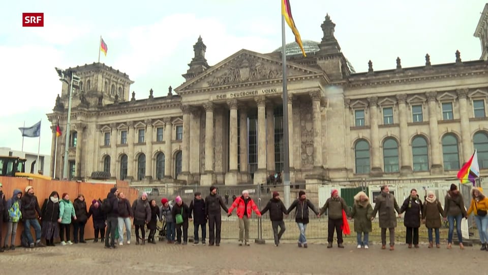 Demonstrierende bilden symbolische Brandmauer in Berlin