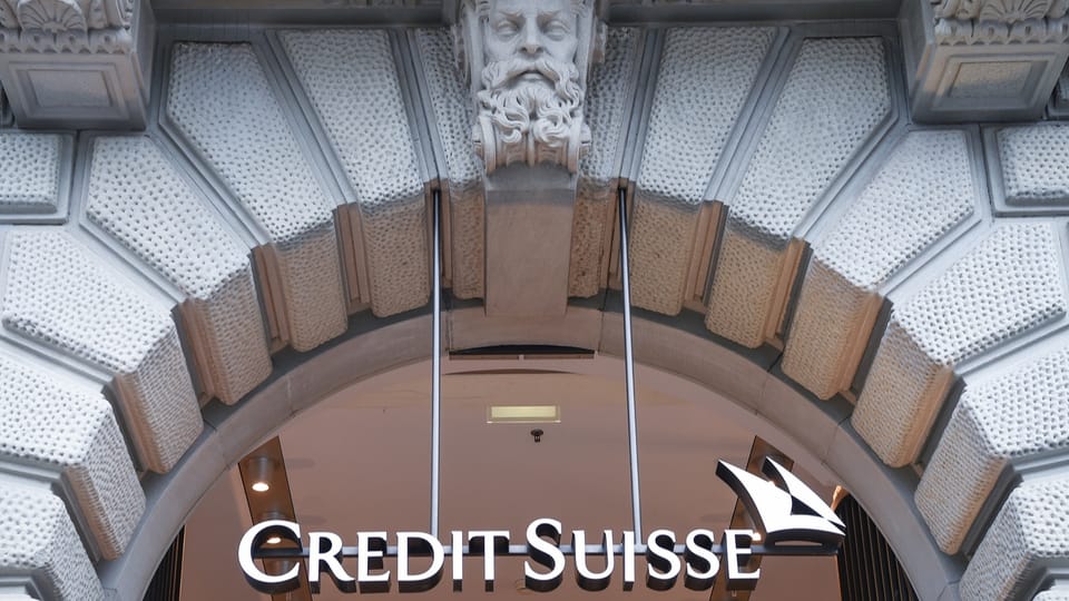 Eine Reihe von Skandalen bei der Credit Suisse und doch lässt die Bank an der Generalversammlung keine Fragen von Aktionärinnen und Aktionären zu.