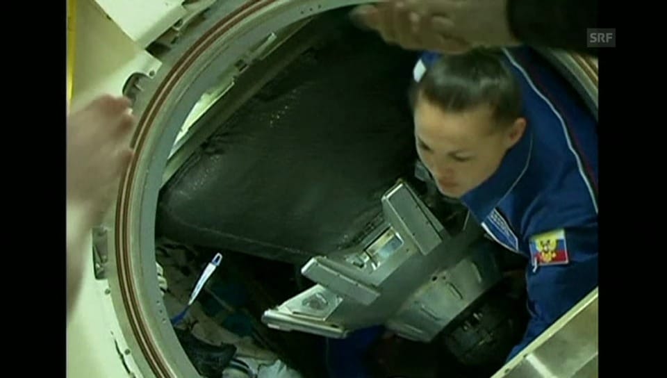 Jelena Serowa: Ankunft mit der Sojus-Kapsel in der ISS