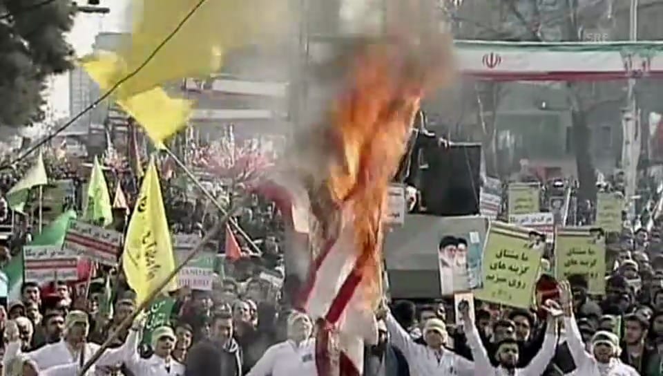 Brennende US-Flagge gehört zu Irans Festkultur