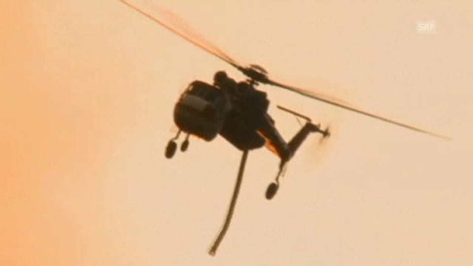 Helikopter im Kampf gegen die Flammen in Kalifornien