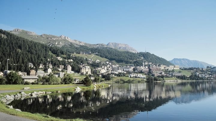 Svizras e Svizzers vulan far vacanzas en Svizra