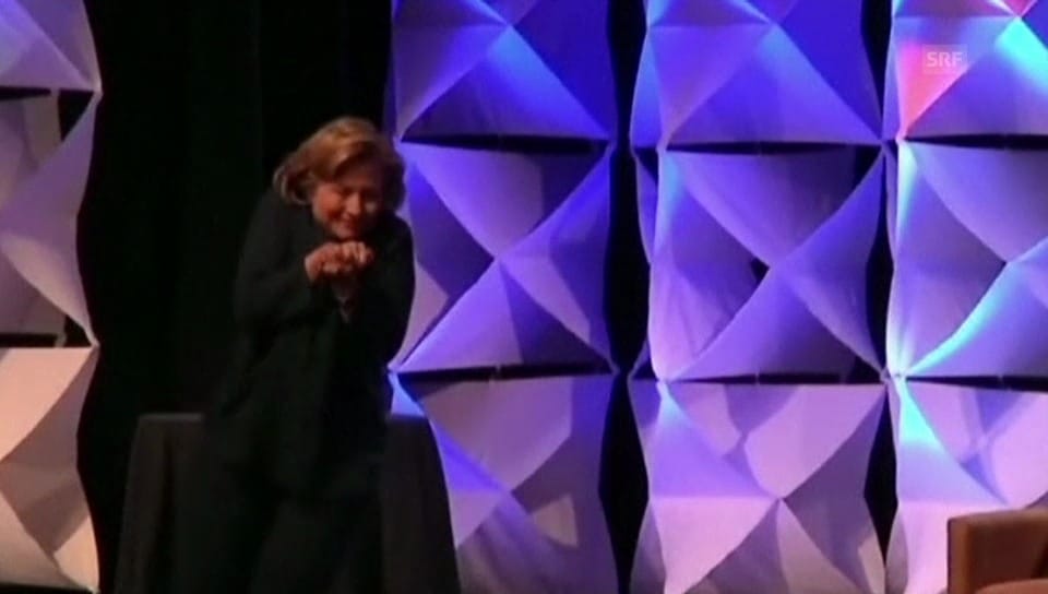 Clinton wird mit Schuh beworfen (unkomm.)