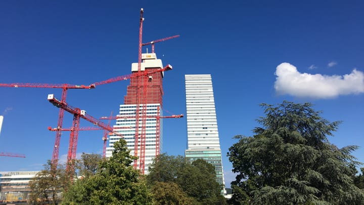 Auch wenn der zweite Turm bereits hoch in den Basler Himmel raget, dauert es noch rund zwei Jahre, bis der Bau abgeschlossen ist.