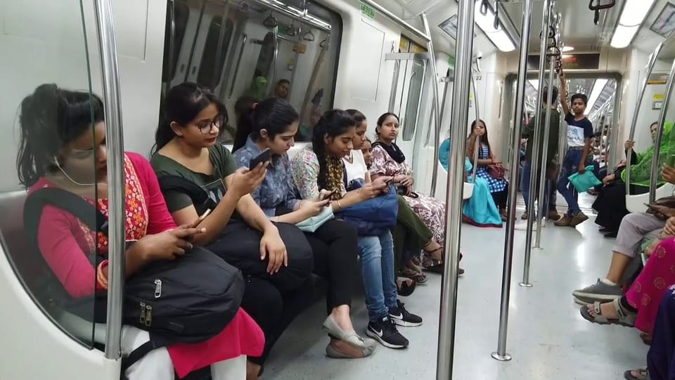 Frauen im öffentlichen Verkehr in Neu-Delhi (unkomm.)