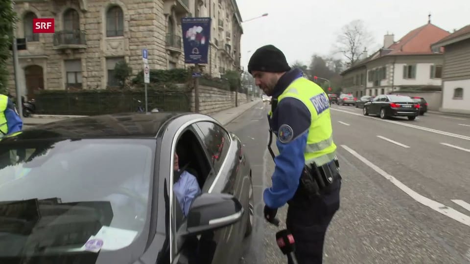 Die Polizei kontrolliert die Autofahrer