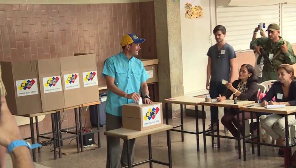 Capriles gibt seine Stimme ab