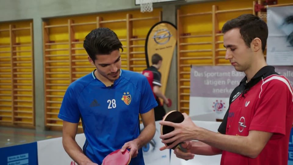 Raoul Petretta nimmt Unterricht beim Tischtennis-Profi