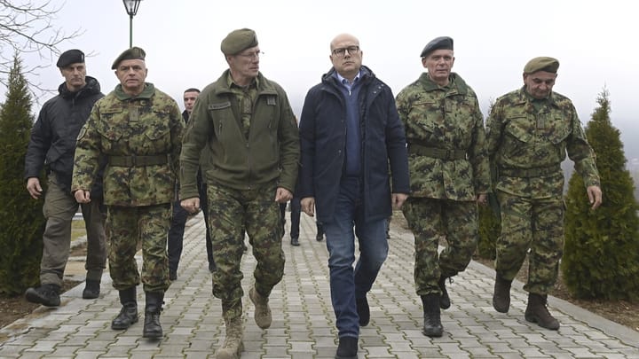 Serbien verstärkt die militärische Präsenz an der Grenze zu Kosovo
