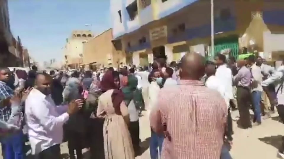 «Revolution, Freiheit und Gerechtigkeit!» – Seit Wochen fordert die Opposition im Sudan bei Protesten den Rücktritt des Präsidenten