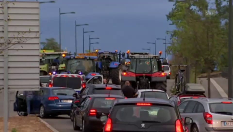 Bauern kontrollieren Lastwagen an der Grenze zu Deutschland