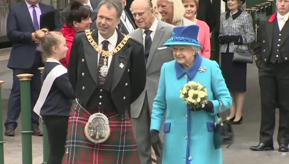 Queen Elizabeth eröffnet historische Bahnlinie (unkomm. Video)