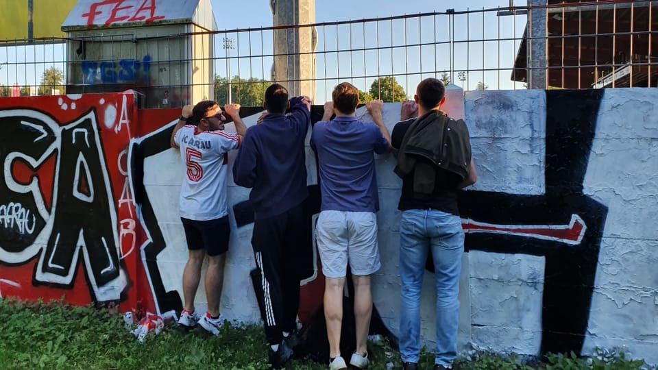 Spezielle Stimmung im Aarauer Fussballstadion: Wenig Zuschauer im Innern, vor dem Stadion Neugierige