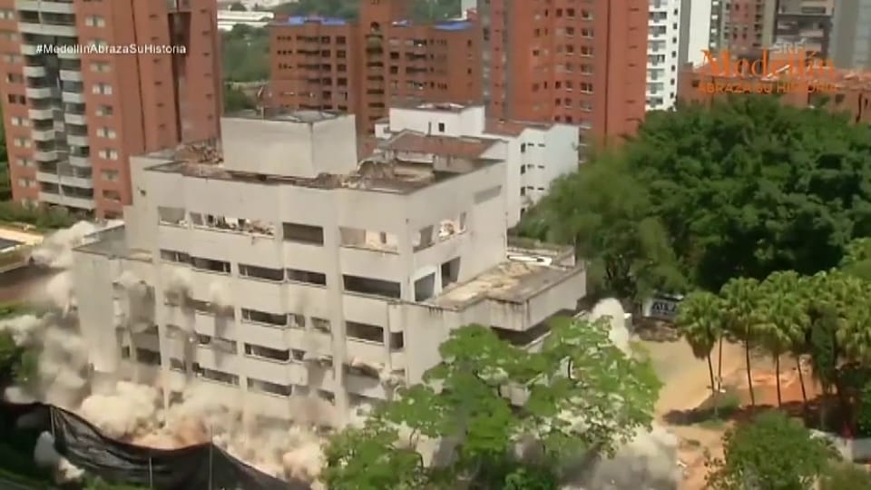 Um 11.53 Uhr fällt das 8-stöckige Gebäude in sich zusammen