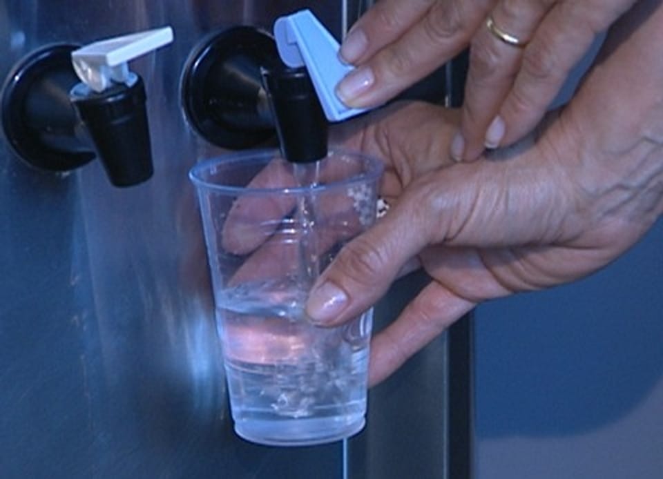 Wasserspender: Krankheitskeime im Trinkbecher
