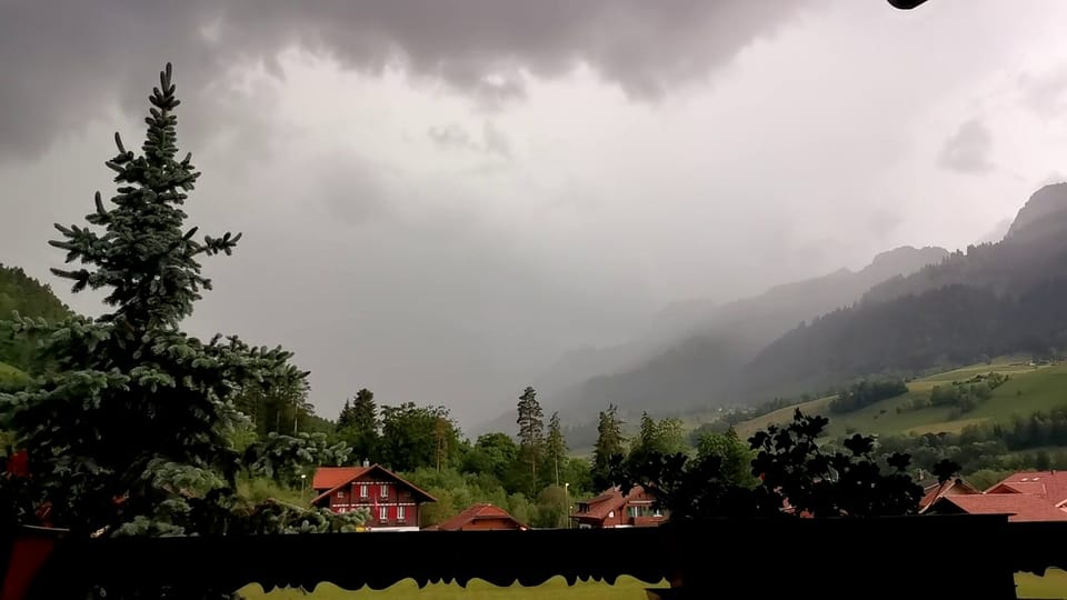 Ein Gewitter zieht auf in Oey-Diemtigen, SRFMeteoVideo von L. Neukomm.