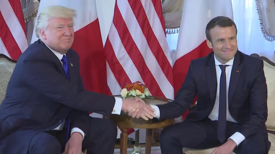 Macron mit energischem Händedruck 