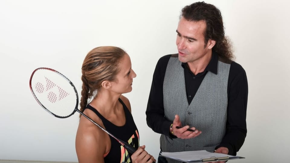 Sportpsychologe und Mentalcoach Alexander Scherz im Beratungsgespräch mit einer Sportlerin.