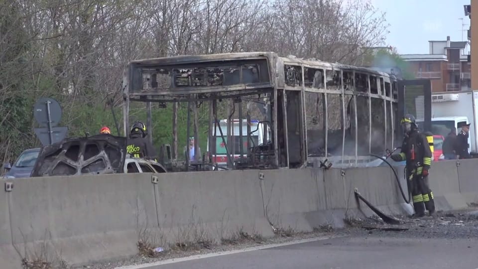 Der ausgebrannte Bus nach der Entführung