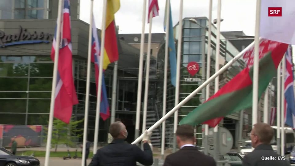 In Riga wird die belarussische Flagge entfernt
