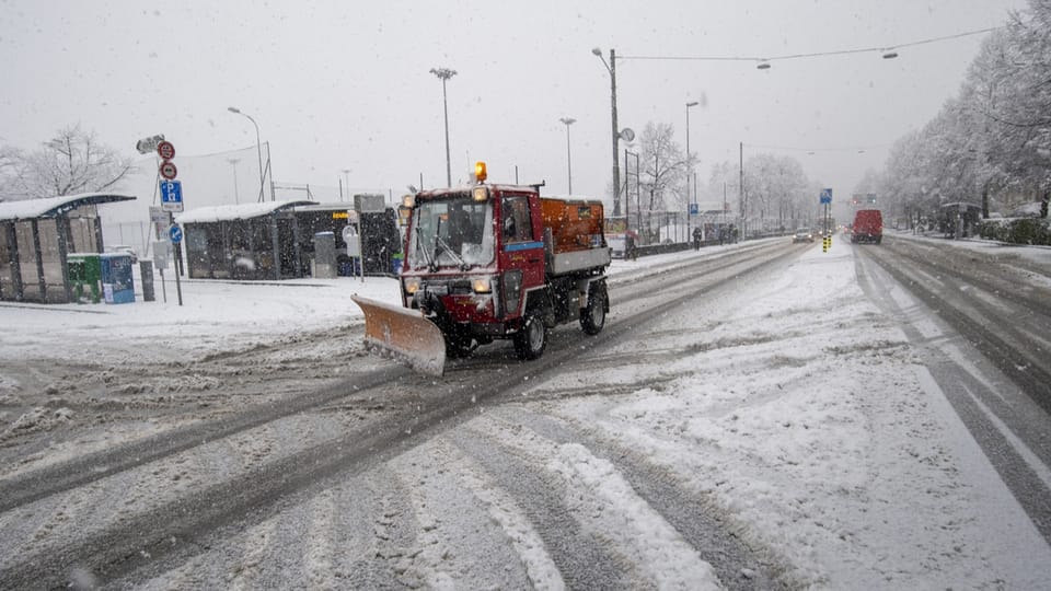 In den betroffenen Gebieten sind viele Strassen schneebedckt