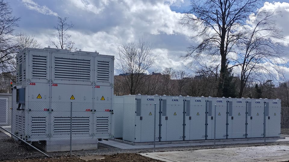 Die Riesenbatterien in Dättwil (AG) sorgen für Netzstabilität
