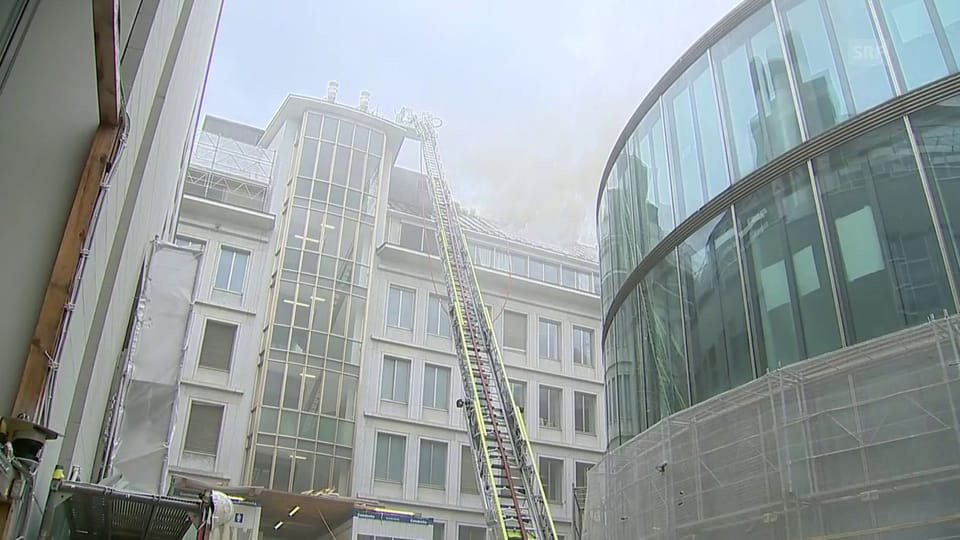 Dichter Rauch steigt über einem UBS-Gebäude auf (unkomm.)