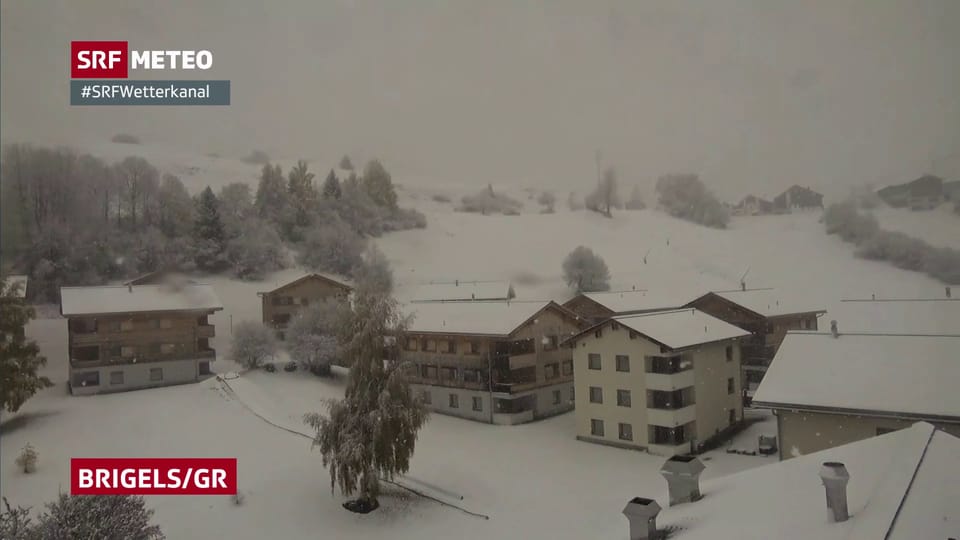 Schneefall in Brigels am Freitagvormittag.