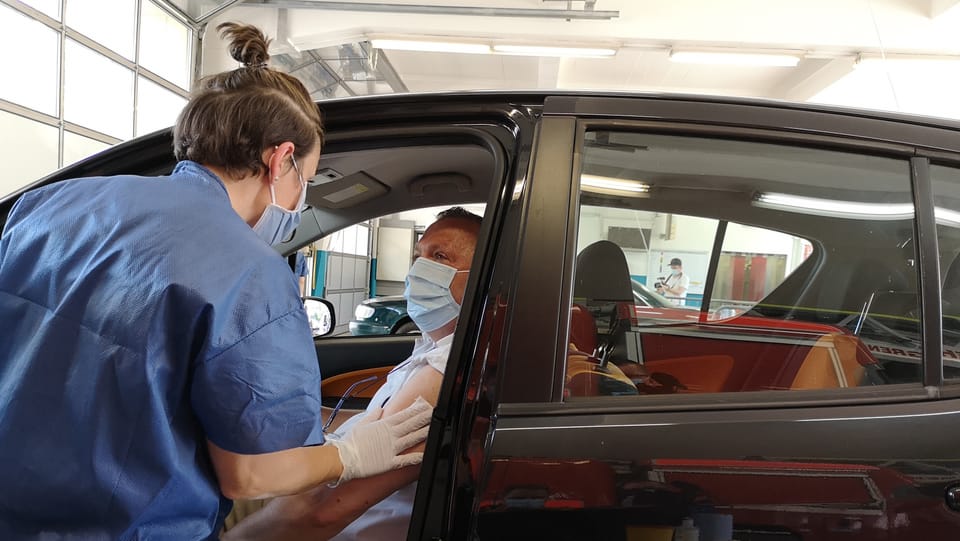Geimpft werden im eigenen Auto: Besuch im ersten Impf-Drive-in