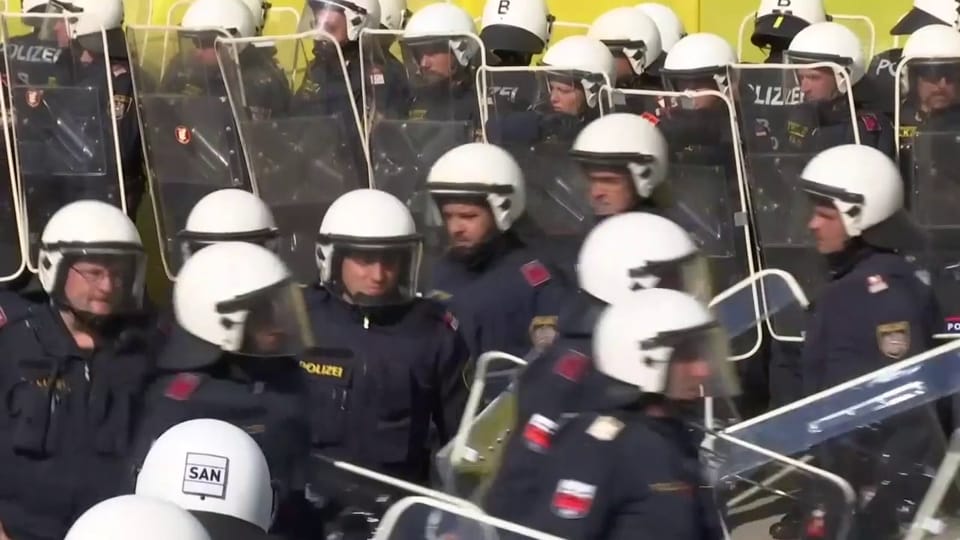 Österreichische Polizisten und Soldaten üben an der Grenze zu Slowenien die Abwehr von Flüchtlingen (unkomm.).